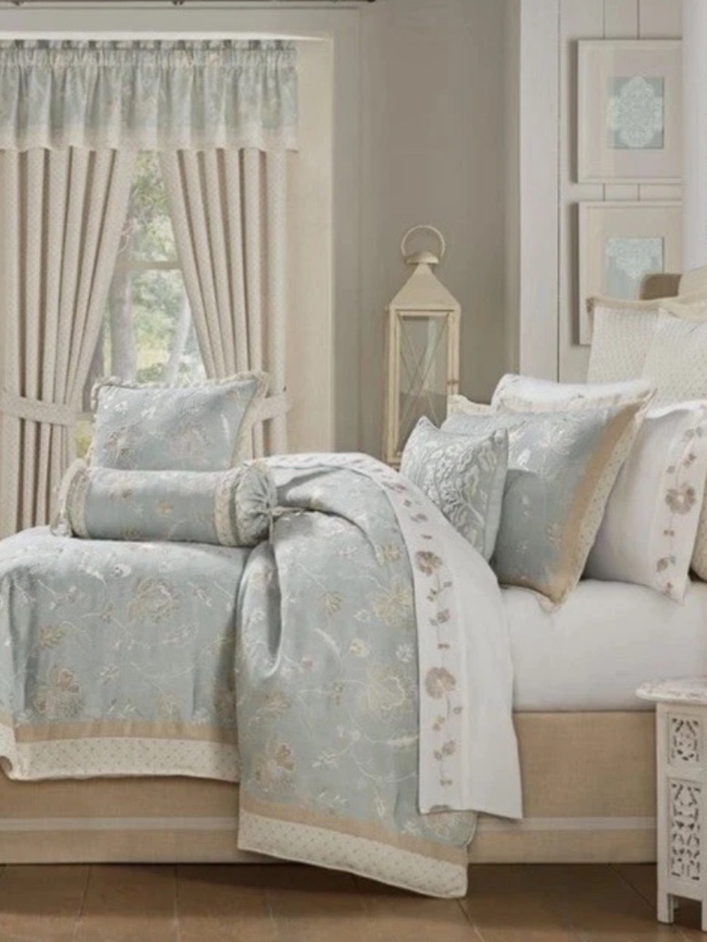 J. Queen New York Garden View Comforter 4pc  Set  - King  NWT